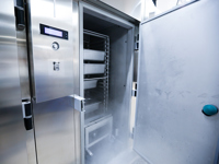 Blick in geöffnete Edelstahl-Kühlzelle mit Kälteausstoß