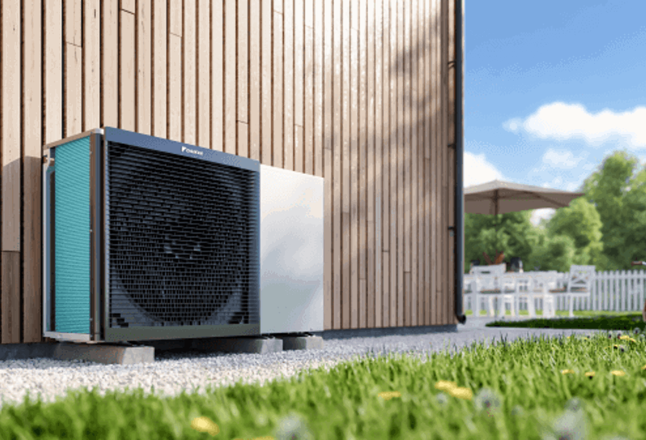 Außen aufgestellte Daikin Wärmepumpe an einem modernen Holzhaus