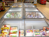 Tiefkühltruhen mit gefrorenen Lebensmitteln im Supermarkt