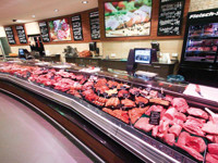 Frische Fleischtheke mit verschiedenen Fleisch- und Wurstwaren