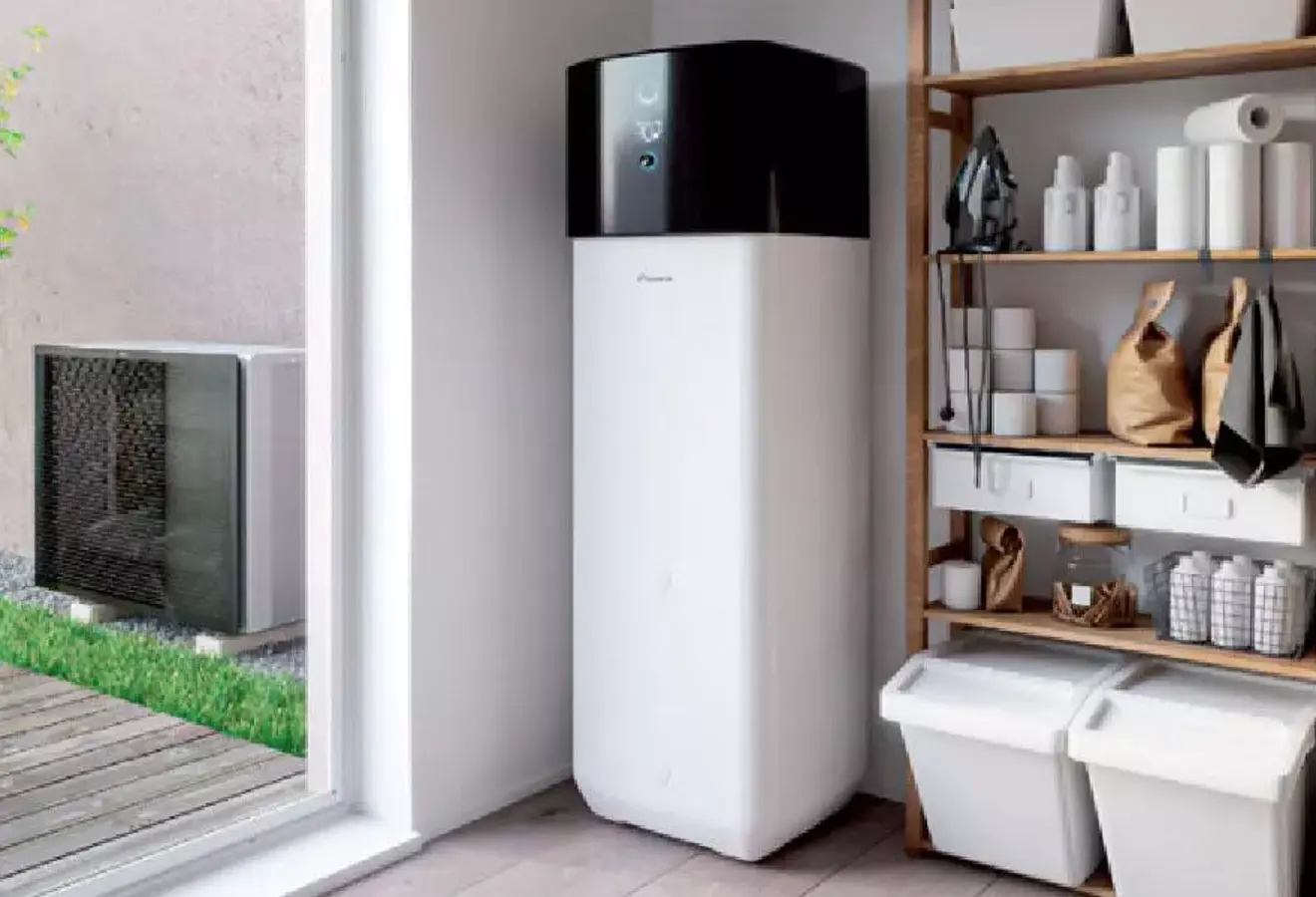 Innen- und Außeneinheit einer Daikin Wärmepumpe in einem modernen Hauswirtschaftsraum