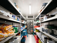 Lebensmittel-Lagerraum mit Regalen und Kühltechnik