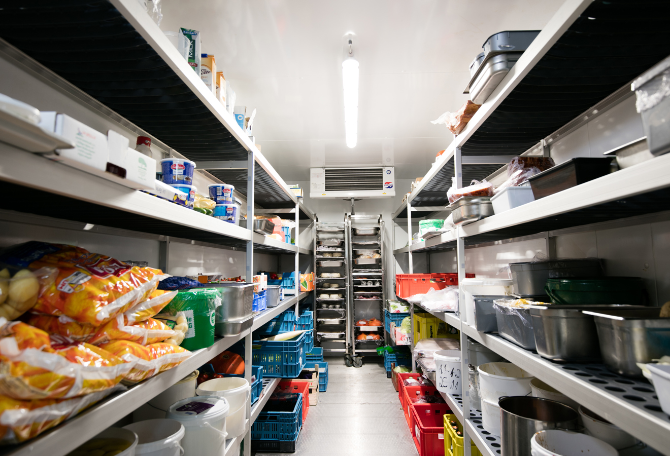 Lebensmittel-Lagerraum mit Regalen und Kühltechnik