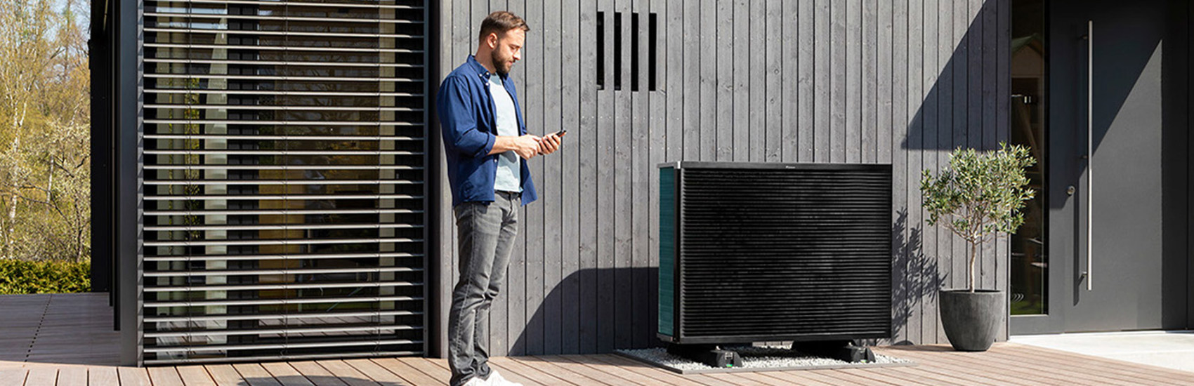 Moderne Daikin Wärmepumpe vor Holzhaus – nachhaltige Heizlösung für Einfamilienhäuser