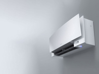 Modernes weißes Daikin-Klimagerät mit stilvollem Design an Innenwand montiert