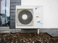 Daikin-Außengerät einer Wärmepumpe oder Klimaanlage an einer Hausfassade