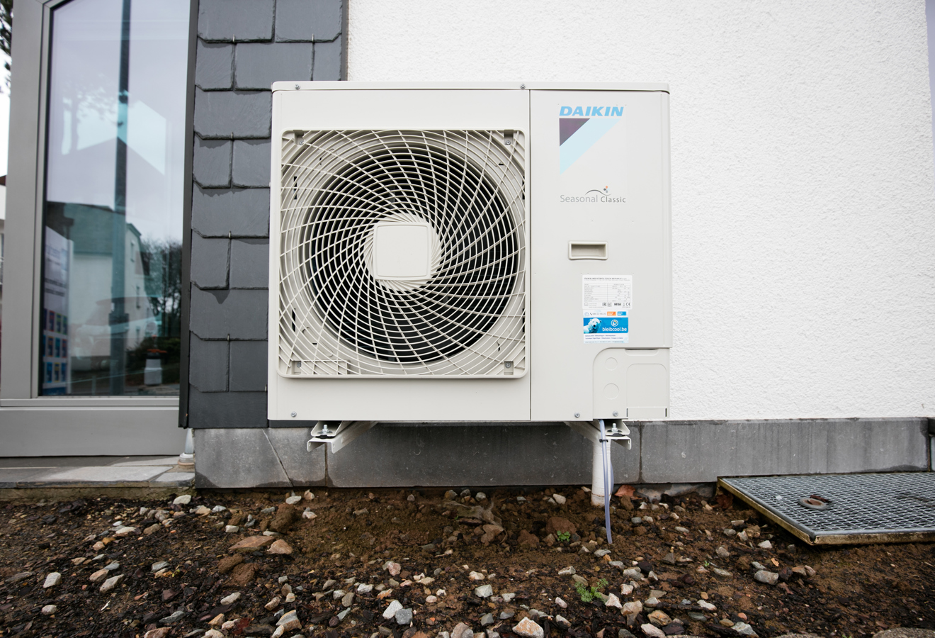 Daikin-Außengerät einer Wärmepumpe oder Klimaanlage an einer Hausfassade