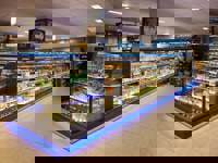 Kühlregale mit Milchprodukten und Frischeartikeln im Supermarkt