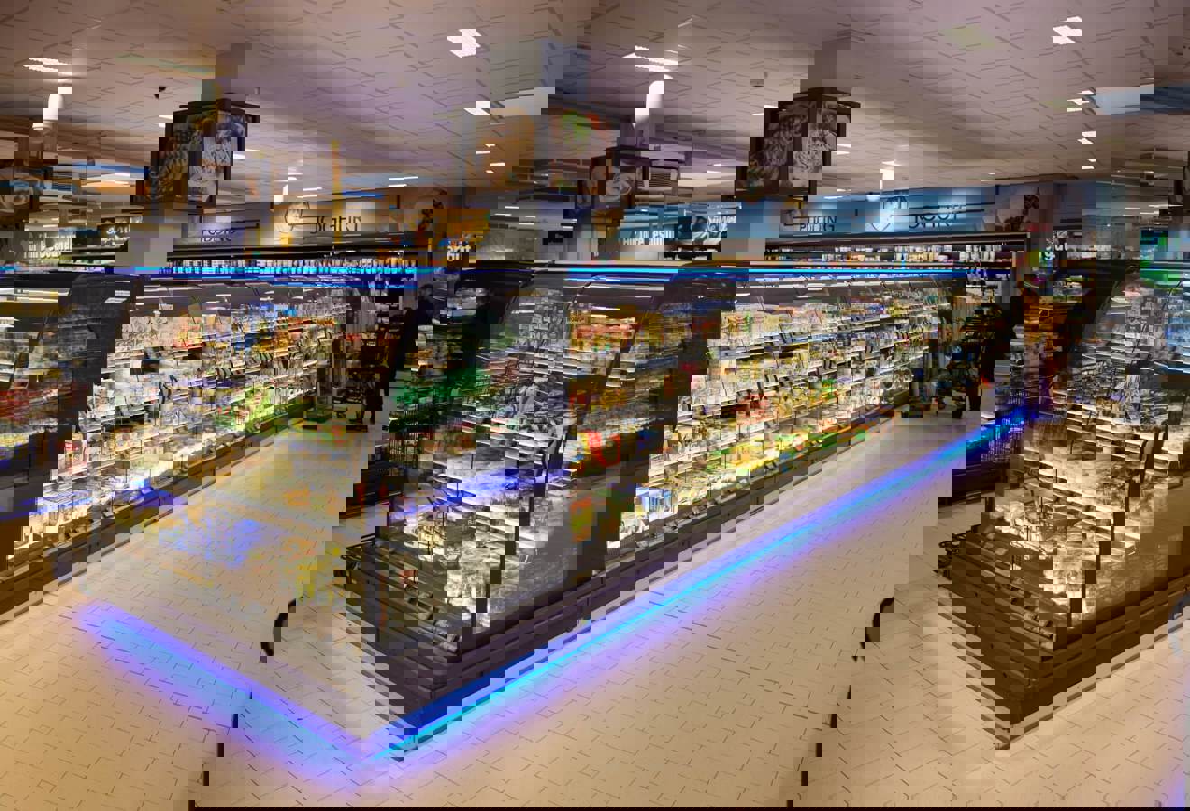 Kühlregale mit Milchprodukten und Frischeartikeln im Supermarkt