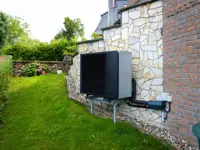 Daikin Luft-Wasser-Wärmepumpe an einer Natursteinfassade