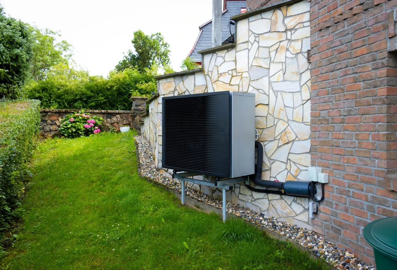 Daikin Luft-Wasser-Wärmepumpe an einer Natursteinfassade