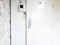 Weiße Tür einer begehbaren Kühlzelle mit Steuerung